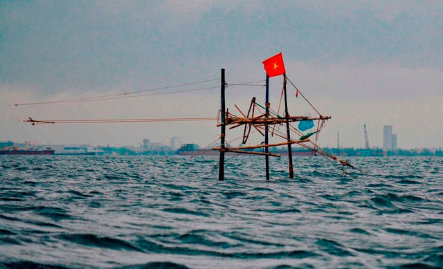 Gian nan nghề 'rớ chồ' biển - Ảnh 1. Những rớ cá giữa biển nước mênh mông