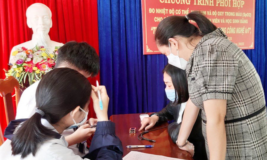 Nhóm tác giả dự án phối hợp với Trung tâm Y tế TP. Pleiku đo độc lập nhịp tim, nhiệt độ và SpO2 cho 85 người. Ảnh: Phạm Ngọc Nhóm tác giả dự án phối hợp với Trung tâm Y tế TP. Pleiku đo độc lập nhịp tim, nhiệt độ và SpO2 cho 85 người. Ảnh: Phạm Ngọc