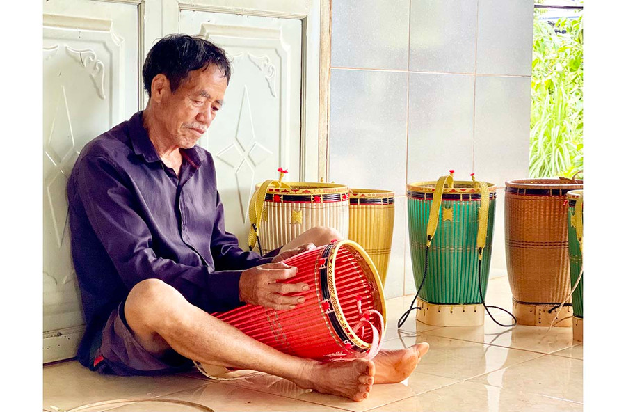 Ông Rơ Mah Ngum đang hoàn thiện một chiếc gùi đan bằng dây cước. Ảnh: V.T Ông Rơ Mah Ngum đang hoàn thiện một chiếc gùi đan bằng dây cước. Ảnh: V.T