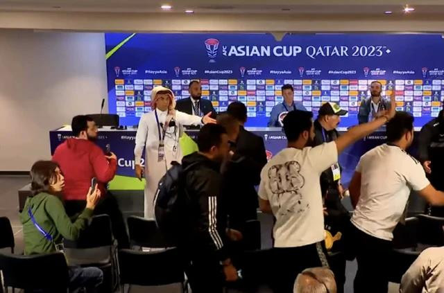 Các phóng viên Iraq phản đối và đòi hành hung HLV Jesus Casas. Ảnh chụp màn hình Các phóng viên Iraq phản đối và đòi hành hung HLV Jesus Casas. Ảnh chụp màn hình