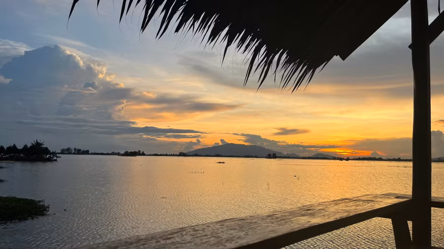 Vào mùa nước nổi, nơi đây đẹp ảo diệu. Ảnh: Duy Tân