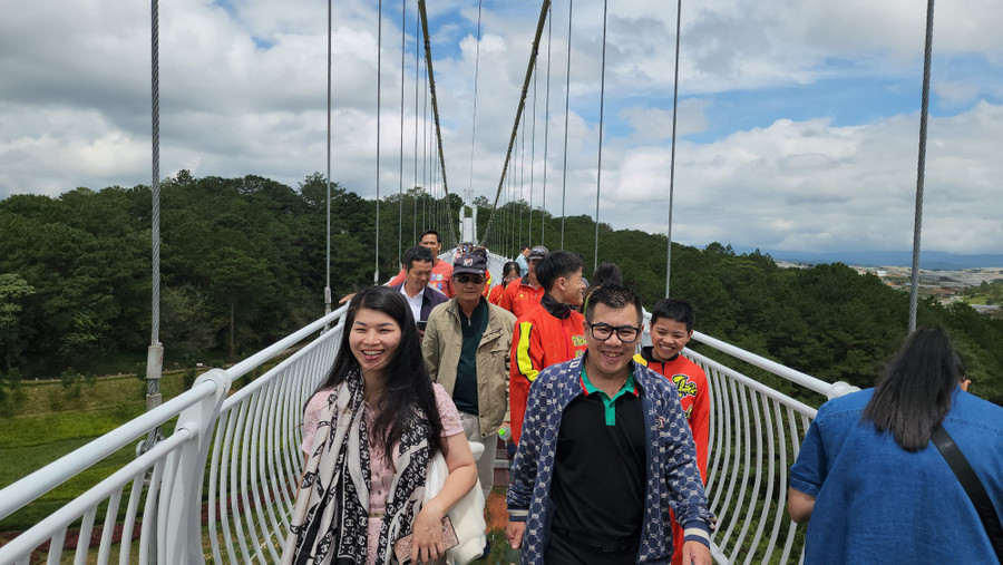 Du khách thích thú khi lần đầu được trải nghiệm cầu kính Ngàn Thông. Ảnh: LÂM VIÊN