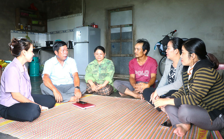 Cán bộ các hội, đoàn thể phường An Phước thường xuyên tuyên truyền giúp người dân nắm bắt các chủ trương, chính sách của Đảng và Nhà nước về công tác giảm nghèo bền vững. Ảnh: N.M