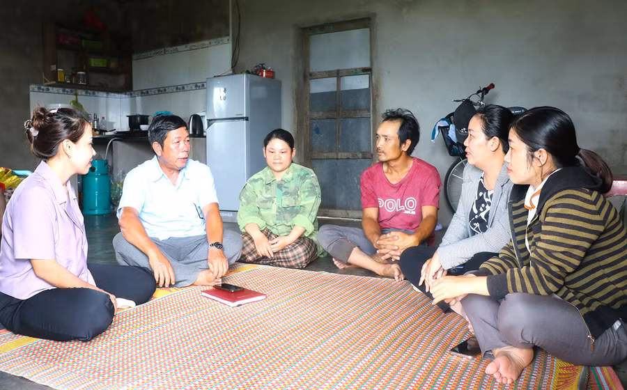 Cán bộ các hội, đoàn thể phường An Phước thường xuyên tuyên truyền giúp người dân nắm bắt các chủ trương, chính sách của Đảng và Nhà nước về công tác giảm nghèo bền vững. Ảnh: N.M