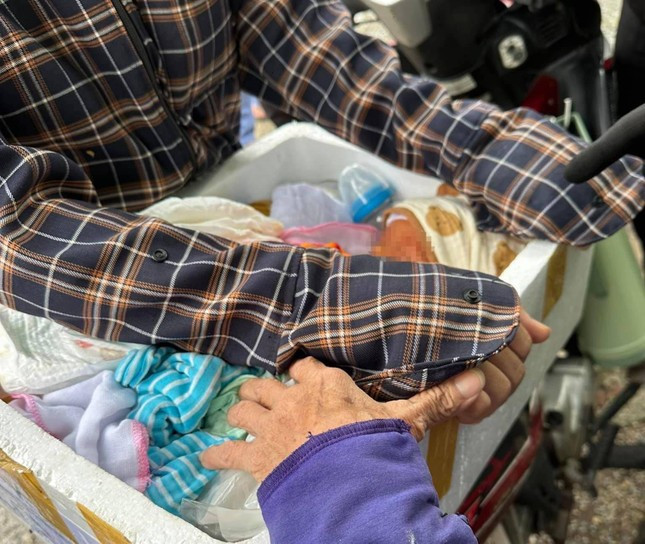 Cháu bé bị người mẹ bỏ trong thùng xốp cùng các đồ dùng rồi thả trôi trên sông Vinh. Cháu bé bị người mẹ bỏ trong thùng xốp cùng các đồ dùng rồi thả trôi trên sông Vinh.