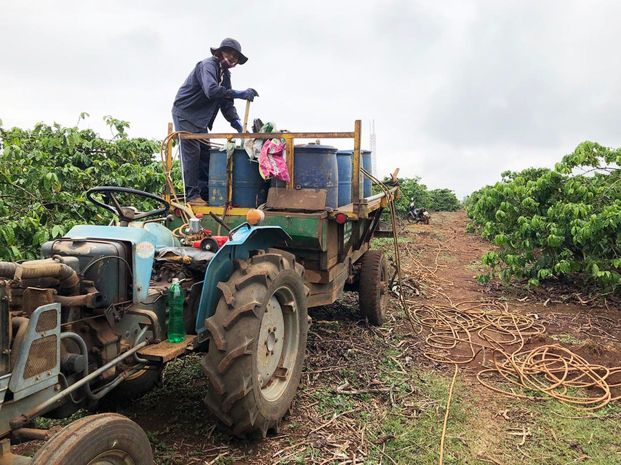 Người dân trên địa bàn huyện Chư Păh phun thuốc BVTV để phòng trừ rệp cho cây cà phê. Ảnh: Gia Hưng