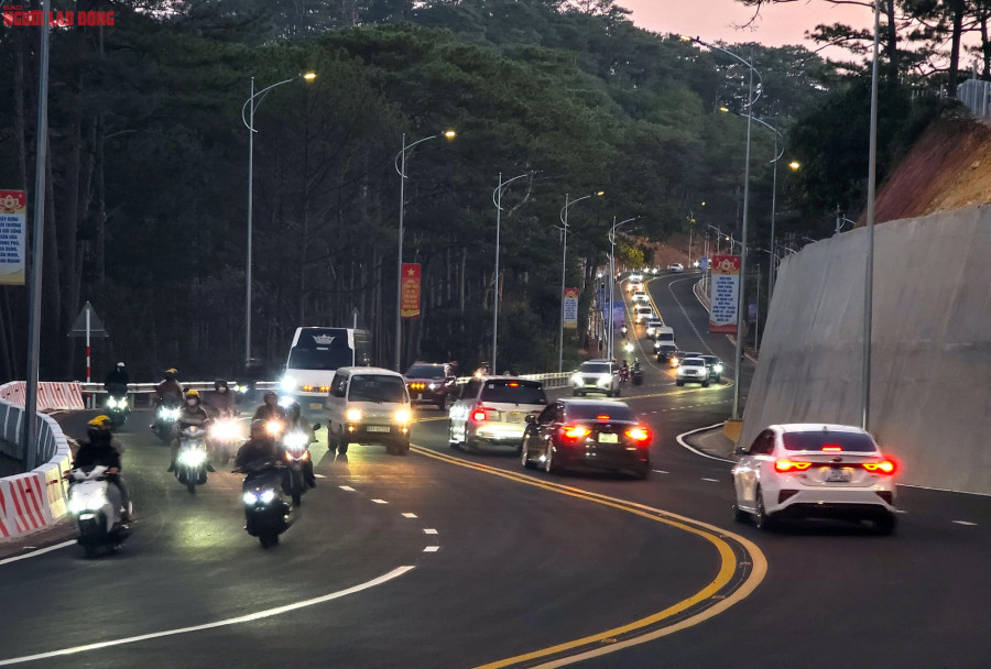 Trong đó, đoạn từ thác Datanla đến đường Ba Tháng Tư đã lưu thông chính thức từ ngày 14-12-2023, đoạn còn lại từ Datanla đến cao tốc Liên Khương đang được cho lưu thông tạm và sẽ tiếp tục thi công, dự kiến thông xe chính thức trước Tết Nguyên đán Giáp Thìn. Những ngày này, lượng xe lưu thông trên đèo Prenn vào Đà Lạt tăng nhiều nhưng không xảy ra ùn tắc vì tuyến đường huyết mạch đã được mở rộng gấp đôi so với trước kia. Trong đó, đoạn từ thác Datanla đến đường Ba Tháng Tư đã lưu thông chính thức từ ngày 14-12-2023, đoạn còn lại từ Datanla đến cao tốc Liên Khương đang được cho lưu thông tạm và sẽ tiếp tục thi công, dự kiến thông xe chính thức trước Tết Nguyên đán Giáp Thìn. Những ngày này, lượng xe lưu thông trên đèo Prenn vào Đà Lạt tăng nhiều nhưng không xảy ra ùn tắc vì tuyến đường huyết mạch đã được mở rộng gấp đôi so với trước kia.