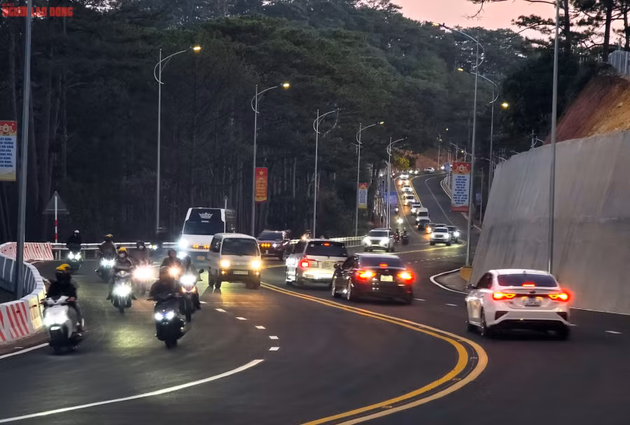 Trong đó, đoạn từ thác Datanla đến đường Ba Tháng Tư đã lưu thông chính thức từ ngày 14-12-2023, đoạn còn lại từ Datanla đến cao tốc Liên Khương đang được cho lưu thông tạm và sẽ tiếp tục thi công, dự kiến thông xe chính thức trước Tết Nguyên đán Giáp Thìn. Những ngày này, lượng xe lưu thông trên đèo Prenn vào Đà Lạt tăng nhiều nhưng không xảy ra ùn tắc vì tuyến đường huyết mạch đã được mở rộng gấp đôi so với trước kia.