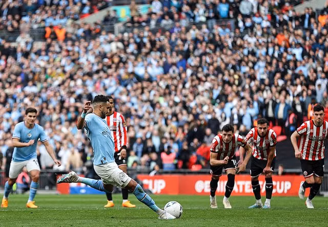 Mahrez ghi cả 3 bàn thắng cho Man City trong trận thắng Sheffield United 3-0. Ảnh: AFP