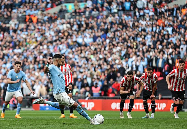 Mahrez ghi cả 3 bàn thắng cho Man City trong trận thắng Sheffield United 3-0. Ảnh: AFP