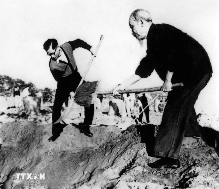 Chủ tịch Hồ Chí Minh và đồng chí Trần Duy Hưng, Chủ tịch Ủy ban hành chính thành phố Hà Nội tham gia lao động xây dựng Công viên Thống Nhất. (Ảnh: TTXVN phát) Chủ tịch Hồ Chí Minh và đồng chí Trần Duy Hưng, Chủ tịch Ủy ban hành chính thành phố Hà Nội tham gia lao động xây dựng Công viên Thống Nhất. (Ảnh: TTXVN phát)