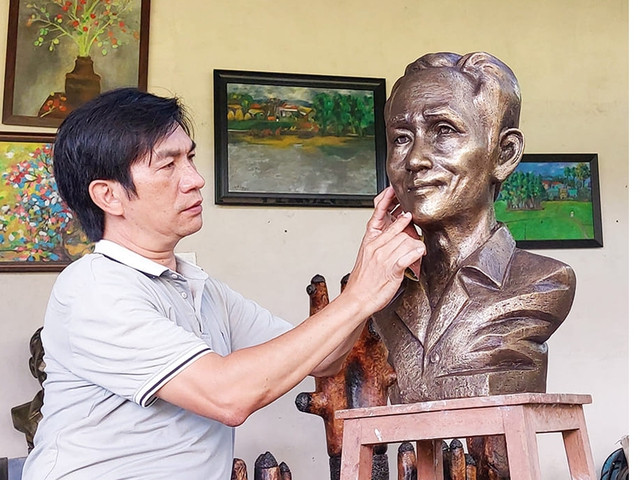 Khánh thành tượng thi sĩ Yến Lan - Ảnh 2. Nhà điêu khắc Lê Trọng Nghĩa và tượng thi sĩ Yến Lan. Ảnh: LÂM TRƯỜNG ĐỊNH