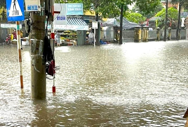 Một số điểm trũng trên các tuyến đường chính ở TP.Kon Tum như những ao nước. Người dân cho biết, mực nước lên nhanh nhưng rút cũng rất nhanh sau khi mưa ngớt.