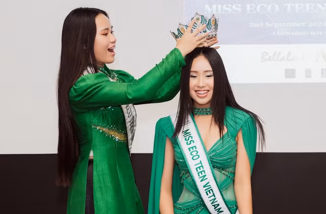 Anna Hoàng nhận vương miện từ Bella Vũ. Ảnh: NVCC