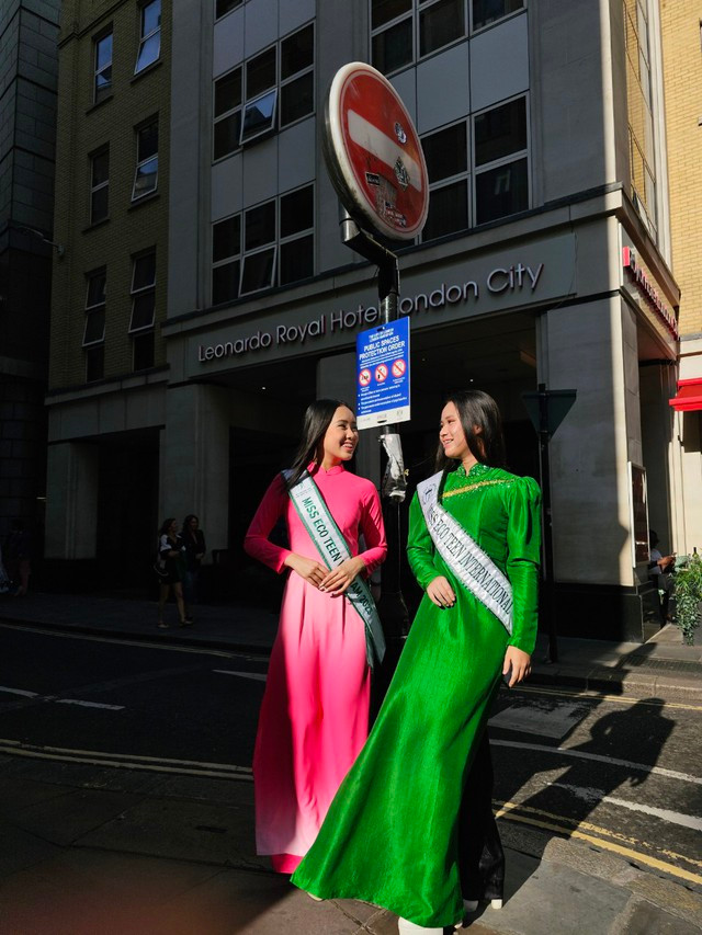 Bella Vũ và Anna Hoàng cùng thực hiện bộ ảnh áo dài tại Anh. Ảnh: NVCC