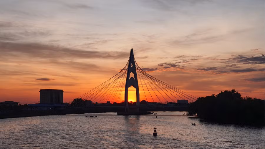 Hoàng hôn buông trên cầu dây văng thu hút đông đúc người dân đến chụp hình check-in. Ảnh: Bảo Khánh