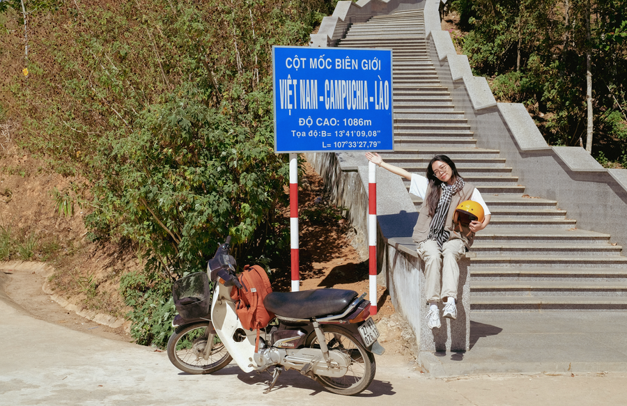 Minh Huệ cùng chiếc xe máy cũ trong hành trình rong rủi khắp đất nước. Ảnh NVCC Minh Huệ cùng chiếc xe máy cũ trong hành trình rong rủi khắp đất nước. Ảnh NVCC