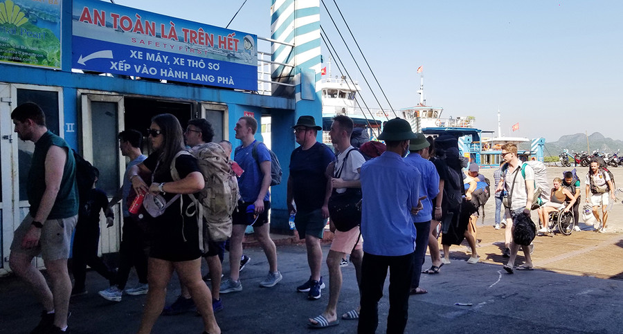 Theo đại diện Ban Quản lý Bến phà Gót - Cái Viềng, vào mùa hè, khách nội địa ra Cát Bà rất đông nhưng đến mùa đông, nhà phà đón và phục vụ nhiều các tour du lịch đưa khách nước ngoài ra thăm đảo. Ảnh: GIANG LINH