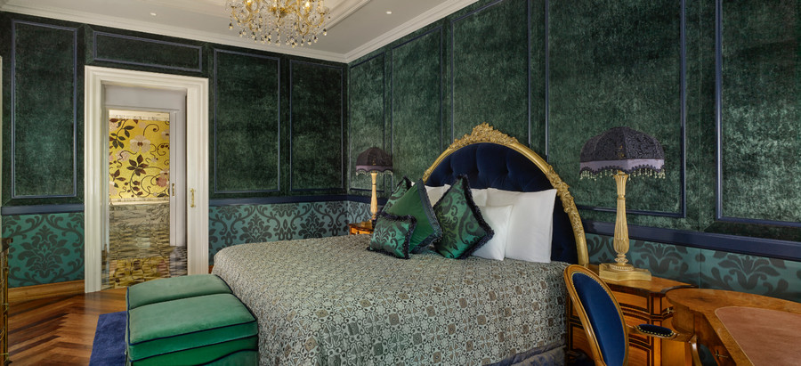 Reverie suite (phòng Tổng thống) là căn phòng giá cao nhất của khách sạn. Phòng có hai tầng, hai phòng ngủ với các tiện nghi hiện đại, sang trọng và thiết kế cổ điển xa hoa của Ý