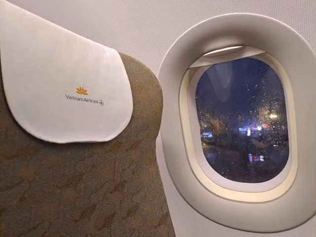 Để sử dụng dịch vụ trên, người dân và du khách phải sử dụng chuyến bay đêm của Vietnam Airlines theo khung giờ trước 6 giờ sáng và sau 21 giờ đêm. Ảnh THANH NAM