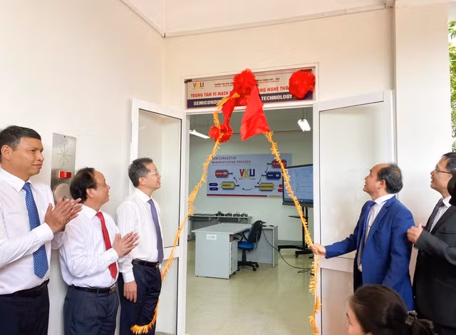 VKU khai trương trung tâm vi mạch bán dẫn và công nghệ thông minh. Ảnh: HUY ĐẠT