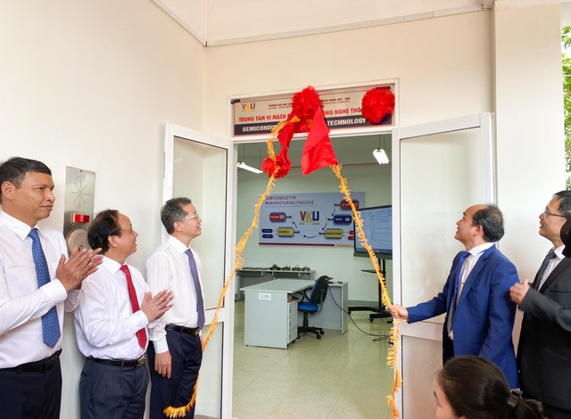 VKU khai trương trung tâm vi mạch bán dẫn và công nghệ thông minh. Ảnh: HUY ĐẠT VKU khai trương trung tâm vi mạch bán dẫn và công nghệ thông minh. Ảnh: HUY ĐẠT