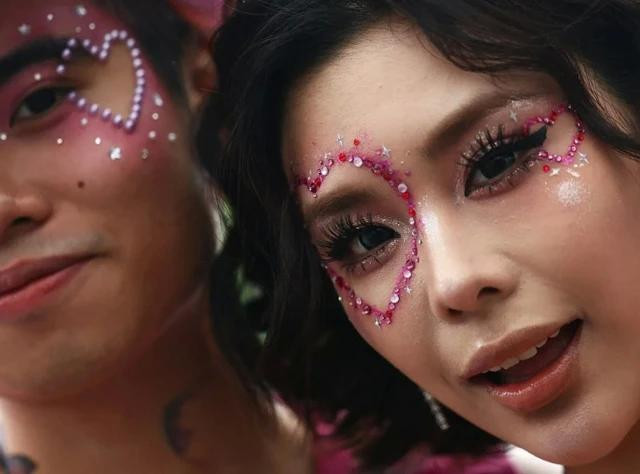 Du khách Việt Nam chụp ảnh cùng bạn là người Trung Quốc trong show của Taylor Swift Du khách Việt Nam chụp ảnh cùng bạn là người Trung Quốc trong show của Taylor Swift