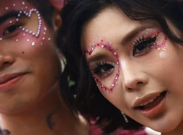 Du khách Việt Nam chụp ảnh cùng bạn là người Trung Quốc trong show của Taylor Swift