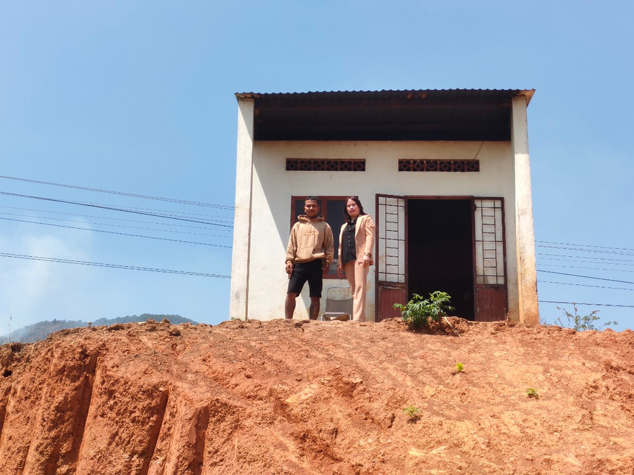 Căn nhà cũ của gia đình A Lương nằm chênh vênh trên đồi. Ảnh: PN Căn nhà cũ của gia đình A Lương nằm chênh vênh trên đồi. Ảnh: PN