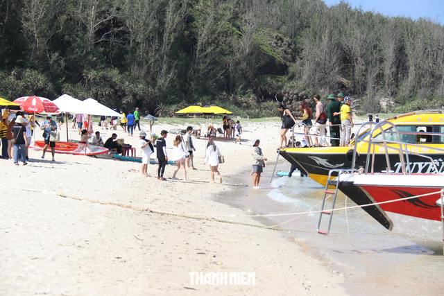 Du khách đến trải nghiệm tại Hòn Tranh, huyện đảo Phú Quý, Bình Thuận. Ảnh: Quế Hà Du khách đến trải nghiệm tại Hòn Tranh, huyện đảo Phú Quý, Bình Thuận. Ảnh: Quế Hà