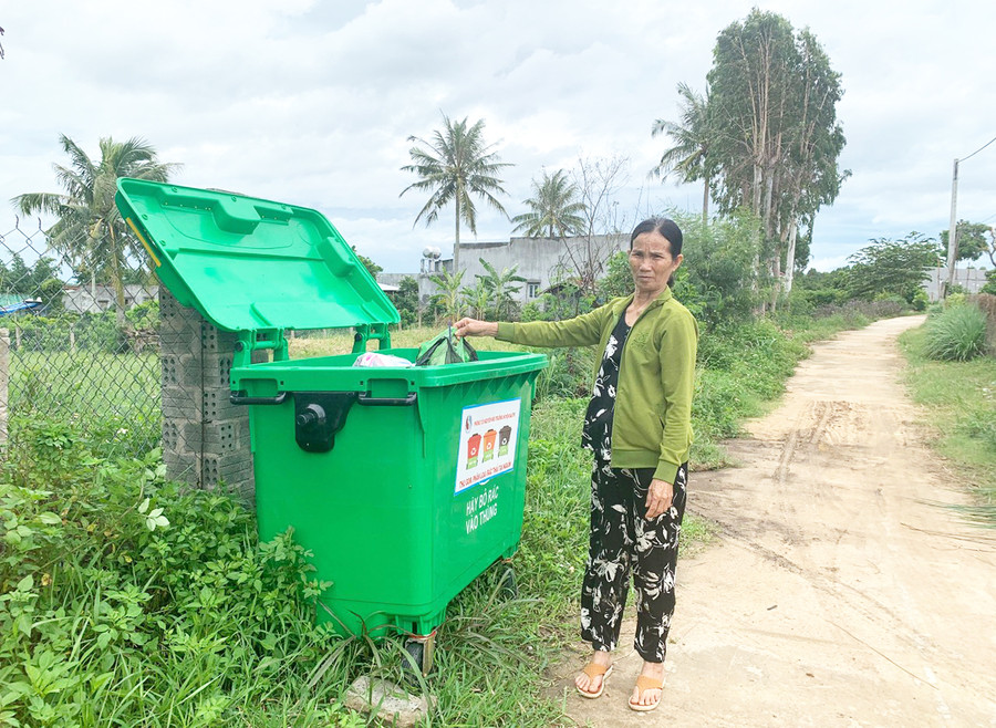 Huyện Đak Pơ hỗ trợ xe đựng rác nhằm tạo thuận lợi cho người dân thu gom, xử lý rác thải. Ảnh: Nhật Hào Huyện Đak Pơ hỗ trợ xe đựng rác nhằm tạo thuận lợi cho người dân thu gom, xử lý rác thải. Ảnh: Nhật Hào