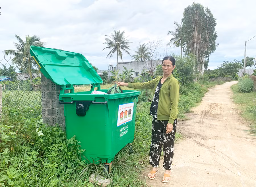 Huyện Đak Pơ hỗ trợ xe đựng rác nhằm tạo thuận lợi cho người dân thu gom, xử lý rác thải. Ảnh: Nhật Hào