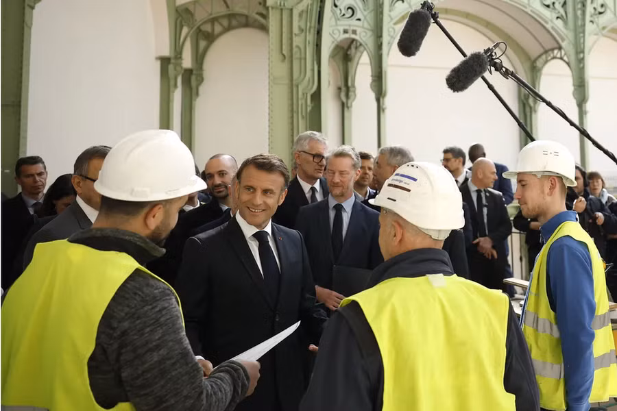Tổng thống Pháp Emmanuel Macron thăm hỏi công nhân đang thi công công trình tại Le Grand Palais ngày 15-4. Ảnh: Getty Images