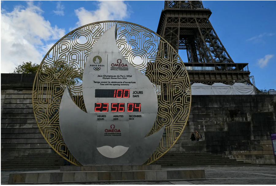 Chiếc đồng hồ đếm ngược được đặt gần chân tháp Eiffel. Ảnh: Getty Images Chiếc đồng hồ đếm ngược được đặt gần chân tháp Eiffel. Ảnh: Getty Images