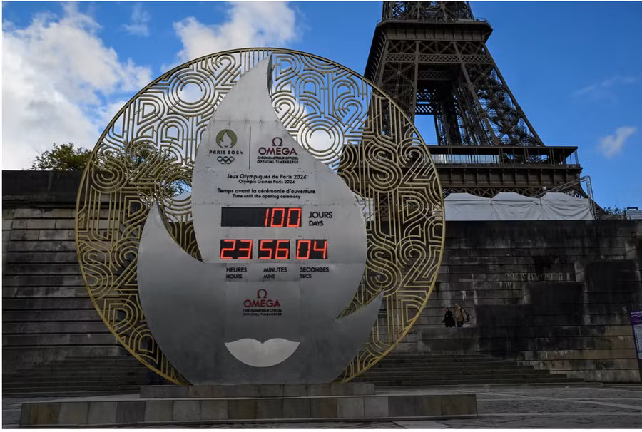 Chiếc đồng hồ đếm ngược được đặt gần chân tháp Eiffel. Ảnh: Getty Images Chiếc đồng hồ đếm ngược được đặt gần chân tháp Eiffel. Ảnh: Getty Images
