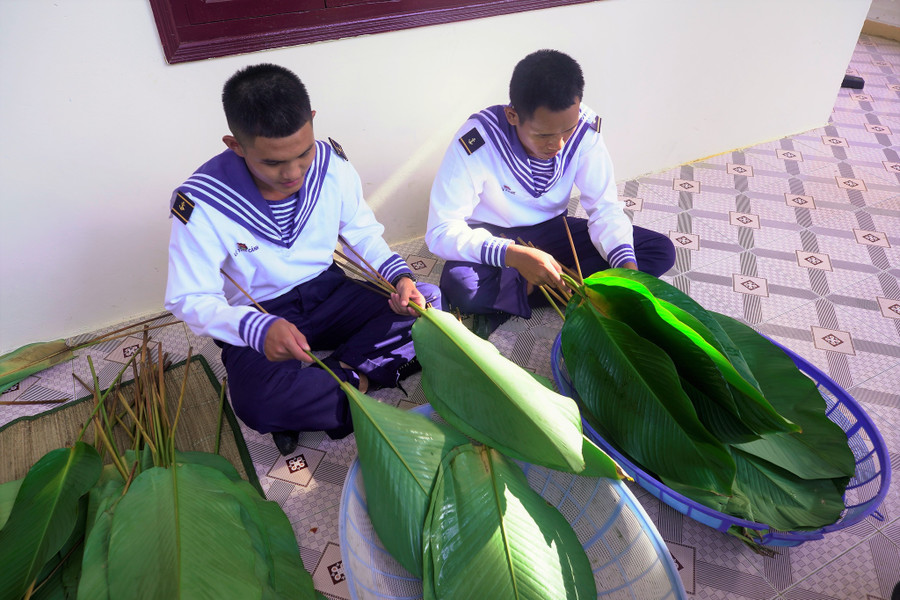 Lá dong gói bánh được chọn mang ra đảo. Ảnh: Phan Ngọc Đức