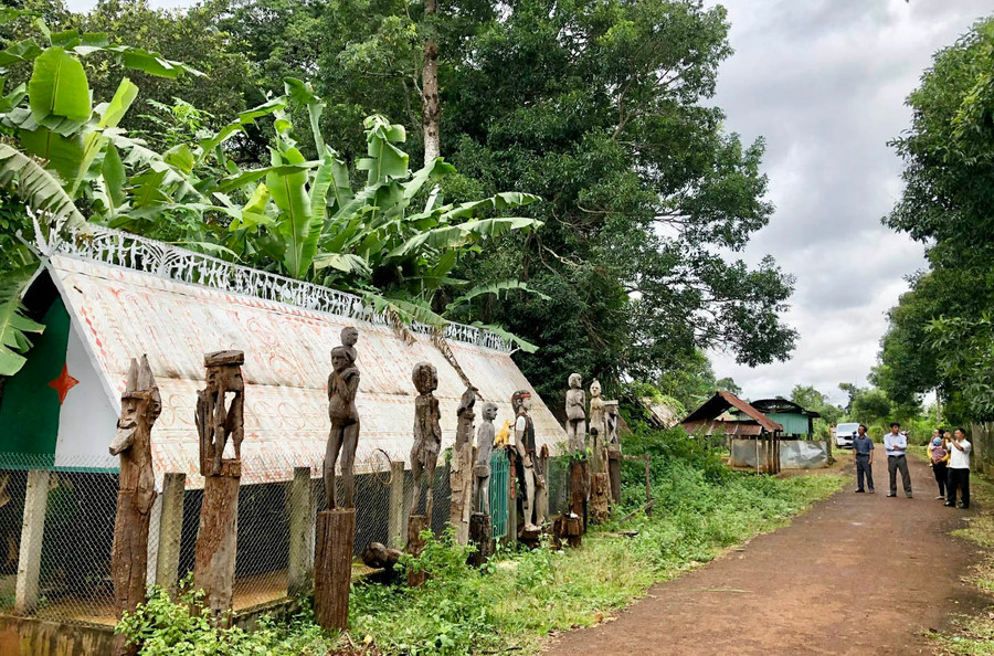 Du khách tham quan khu nhà mồ làng Kép, xã Ia Mơ Nông. Ảnh: L.N