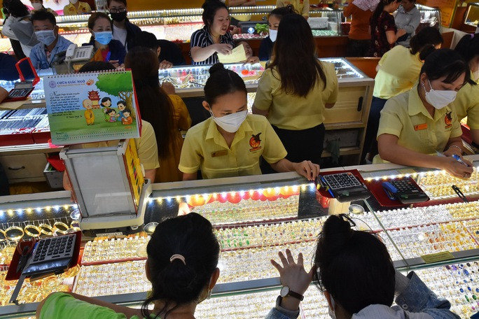 Những ngày trước Tết, giá vàng SJC và giá vàng nhẫn tăng - giảm tùy vào sức mua, bán của người dân