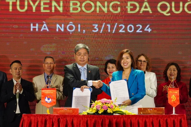 Lễ ký kết hợp tác giữa Liên đoàn Bóng đá Việt Nam và Tập đoàn Thể thao Động Lực. (Ảnh: Việt Anh/Vietnam+)