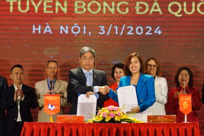Lễ ký kết hợp tác giữa Liên đoàn Bóng đá Việt Nam và Tập đoàn Thể thao Động Lực. (Ảnh: Việt Anh/Vietnam+) Lễ ký kết hợp tác giữa Liên đoàn Bóng đá Việt Nam và Tập đoàn Thể thao Động Lực. (Ảnh: Việt Anh/Vietnam+)