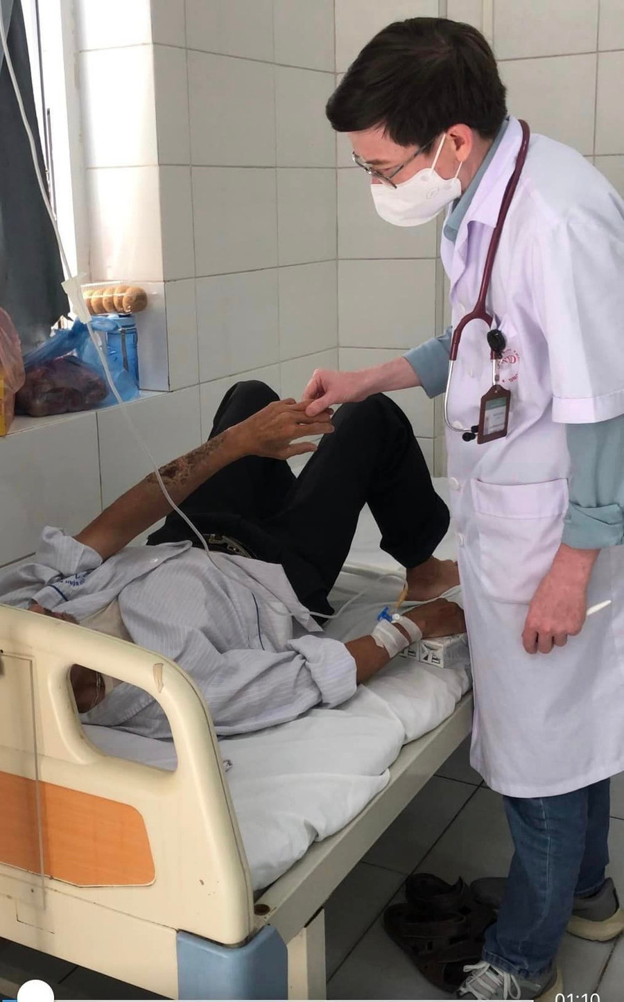 Bác sĩ thăm khám, theo dõi sức khỏe cho bệnh nhân. (Ảnh: BVCC)