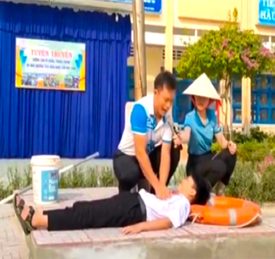 Buổi tuyên truyền, hướng dẫn cách sơ cứu đuối nước tại Trường THCS Nguyễn Viết Xuân, thị xã An Khê. Ảnh: Tường Vy Buổi tuyên truyền, hướng dẫn cách sơ cứu đuối nước tại Trường THCS Nguyễn Viết Xuân, thị xã An Khê. Ảnh: Tường Vy