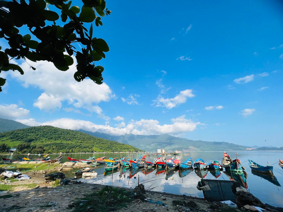 Những con thuyền rực rỡ của ngư dân neo đậu tại bến.