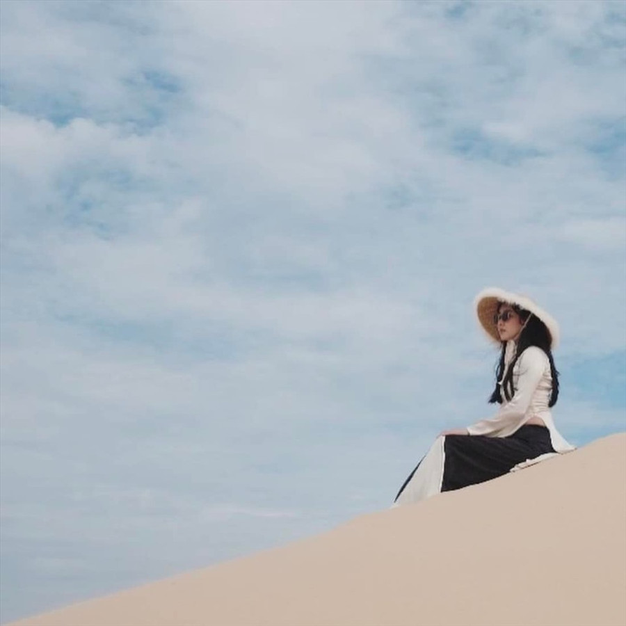 Cô nàng thừa nhận quyết định khám phá bàu cát trắng Mũi Né là không sai bởi nơi đây rất đẹp. Ảnh: Instagram nhân vật Cô nàng thừa nhận quyết định khám phá bàu cát trắng Mũi Né là không sai bởi nơi đây rất đẹp. Ảnh: Instagram nhân vật