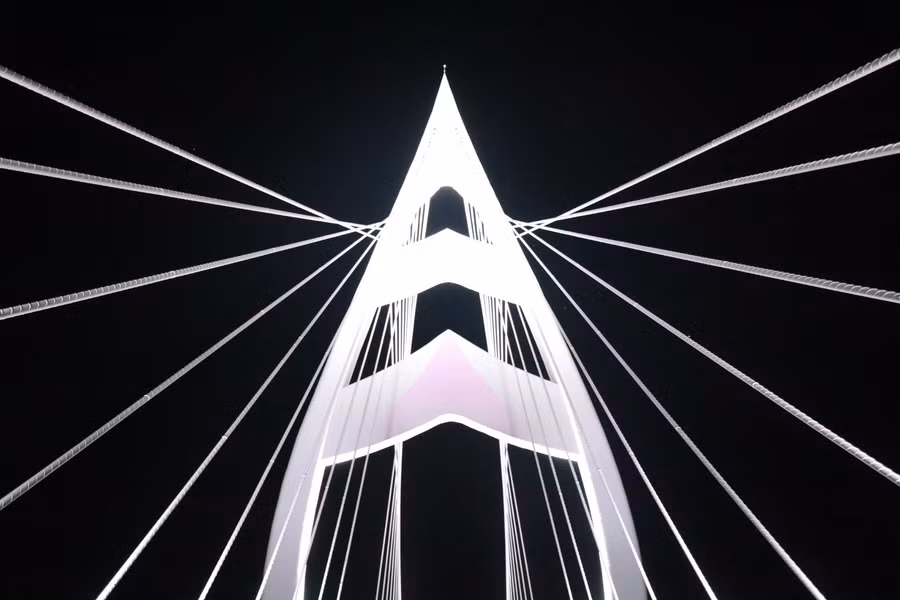 Nhịp cầu chính giữa tựa búp sen hồng, là điểm nhấn của công trình này. Ảnh: Bảo Khánh