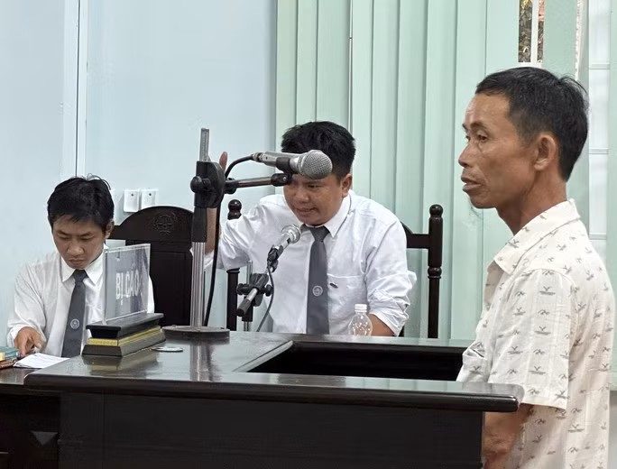 Vụ án khúc gỗ muồng: Luật sư tranh luận gay gắt, tòa tuyên 1 năm 3 tháng tù giam - Ảnh 1. Bị cáo Trần Văn Tiến tại phiên tòa sơ thẩm.