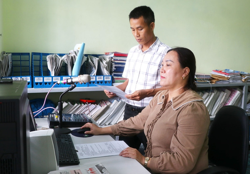 Ông Cao Thanh Cường-Phó Chủ tịch UBND phường An Phú kiểm tra thông tin trước khi phát trên hệ thống loa truyền thanh. Ảnh: N.M