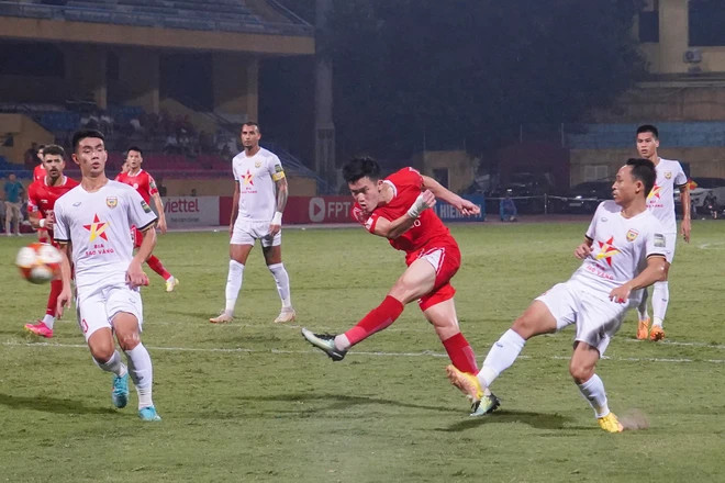 Hoàng Đức (áo đỏ) duy trì phong độ cao xuyên suốt mùa giải trong màu áo Câu lạc bộ Thể Công-Viettel. (Ảnh: Việt Anh/Vietnam+) Hoàng Đức (áo đỏ) duy trì phong độ cao xuyên suốt mùa giải trong màu áo Câu lạc bộ Thể Công-Viettel. (Ảnh: Việt Anh/Vietnam+)