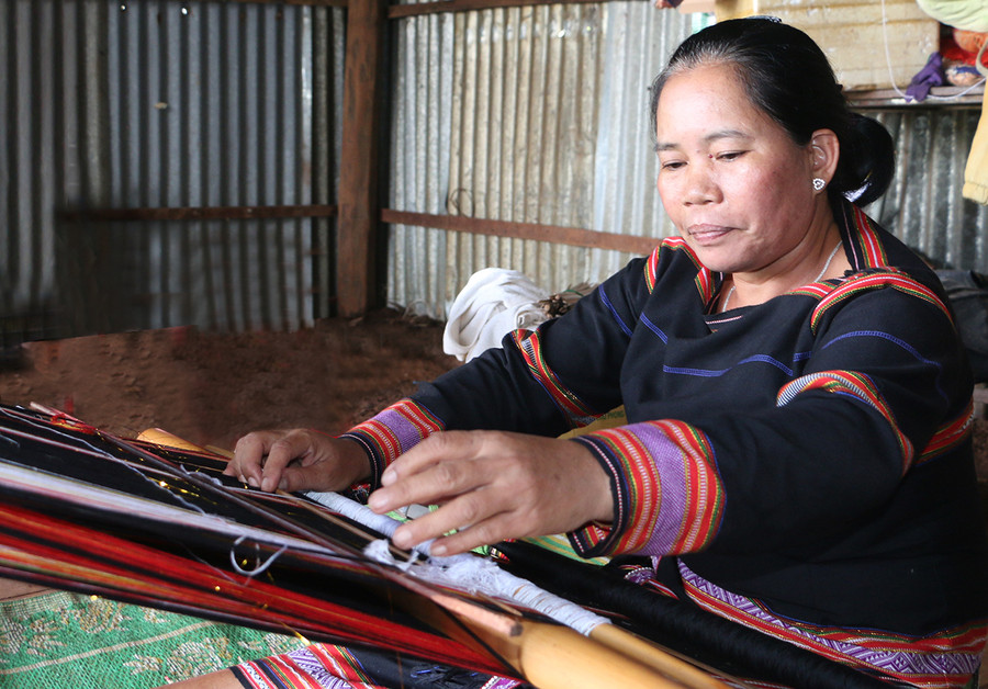 Bà H’Bloih có thêm thu nhập từ nghề dệt thổ cẩm truyền thống. Ảnh: Q.T Bà H’Bloih có thêm thu nhập từ nghề dệt thổ cẩm truyền thống. Ảnh: Q.T
