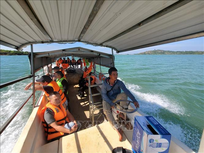 Những thuyền hoạt động du lịch thô sơ ở khu vực lòng hồ Sê San (huyện Ia Grai, tỉnh Gia Lai). Ảnh: Quang Thái/TTXVN Những thuyền hoạt động du lịch thô sơ ở khu vực lòng hồ Sê San (huyện Ia Grai, tỉnh Gia Lai). Ảnh: Quang Thái/TTXVN